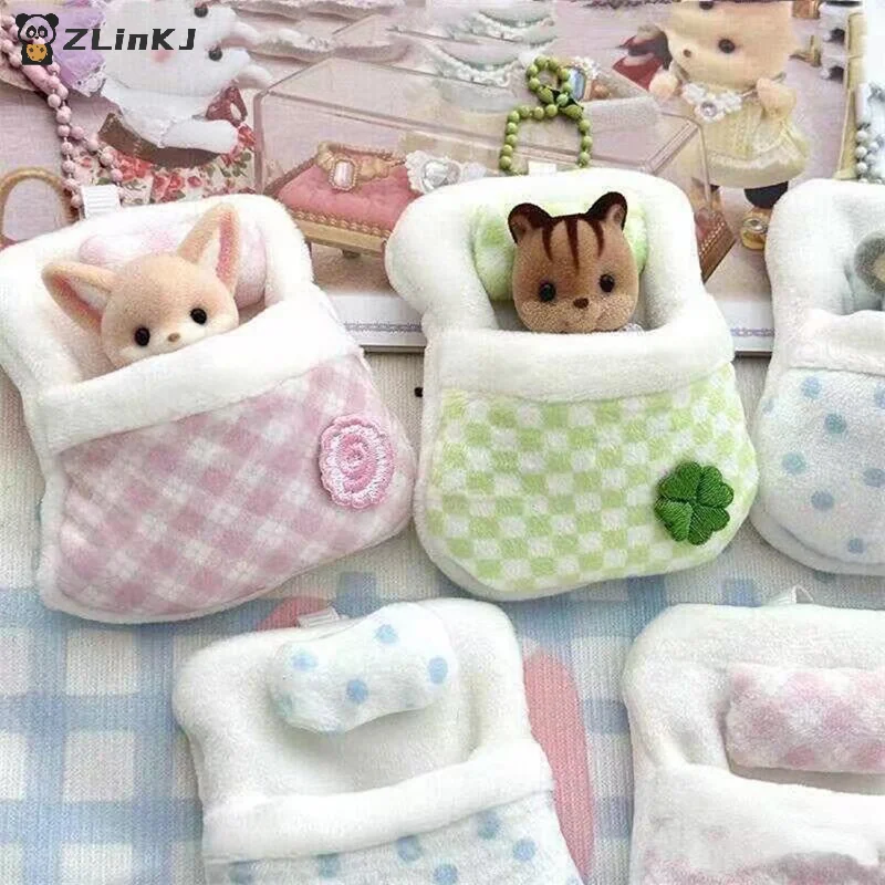 Home Textile - ตุ๊กตาผ้าพลัฌรูปโคลเวอร์สี่แฉกน่ารัก ถุงนอนนุ่มสำหรับนอนในเตียง ของตกแต่งห้องตุ๊กตาขนาดเล็ก เฟอร์นิเจอร์และอุปกรณ์เสริมสำหรับตุ๊กตา